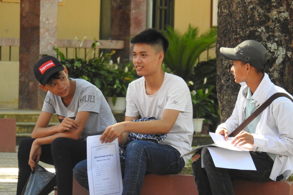 nang nong ham hap 40 do c phu huynh va si tu vat va di dang ky nhap hoc lop 10