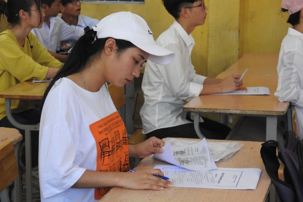 nang nong ham hap 40 do c phu huynh va si tu vat va di dang ky nhap hoc lop 10