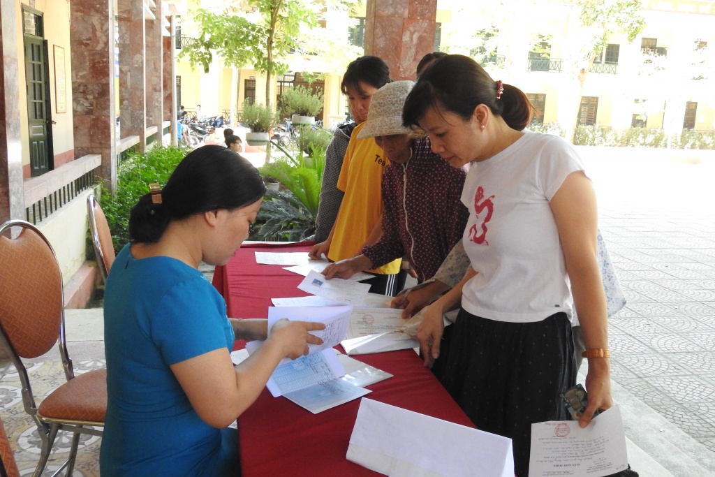 nang nong ham hap 40 do c phu huynh va si tu vat va di dang ky nhap hoc lop 10