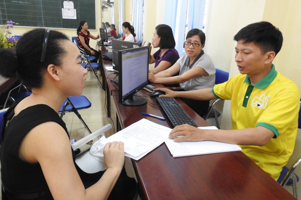 Nhiều phụ huynh đến trường nhờ giáo viên đăng ký trực tuyến vào lớp 1 hộ vì... sợ sai nhieu phu huynh den truong nho giao vien dang ky truc tuyen vao lop 1 ho vi so sai