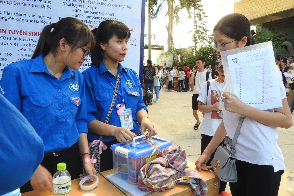 Sĩ tử đội xô nhựa, bảng vẽ đến dự thi năng khiếu vào ĐH Kiến trúc Hà Nội dưới trời nắng như đổ lửa si tu doi xo nhua bang ve den du thi nang khieu vao dh kien truc ha noi duoi nang nong gay gat