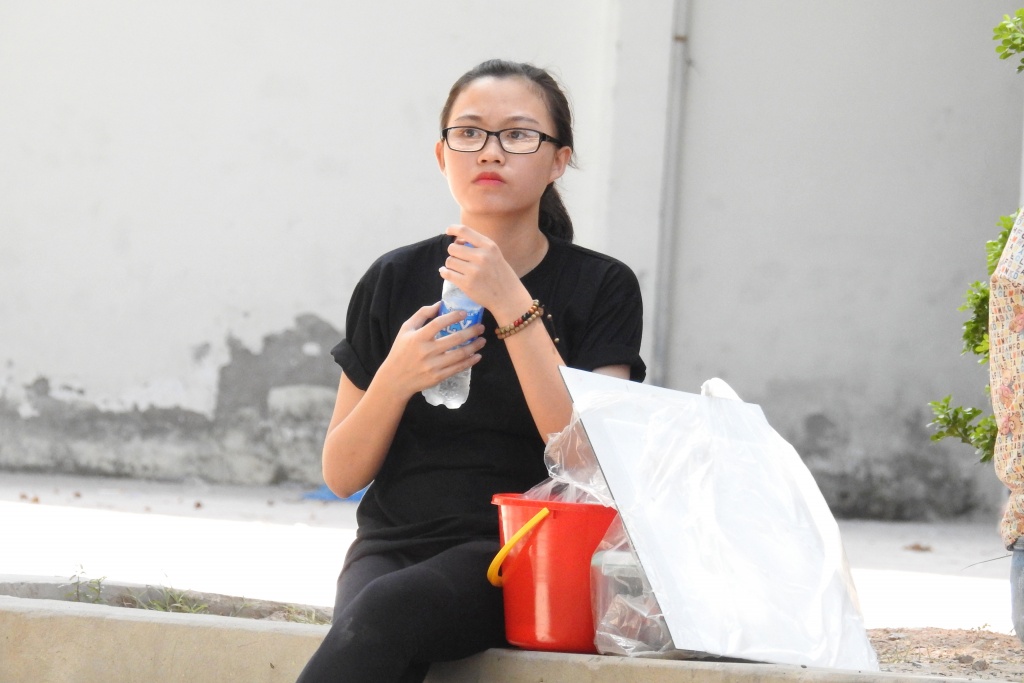 si tu doi xo nhua bang ve den du thi nang khieu vao dh kien truc ha noi duoi nang nong gay gat