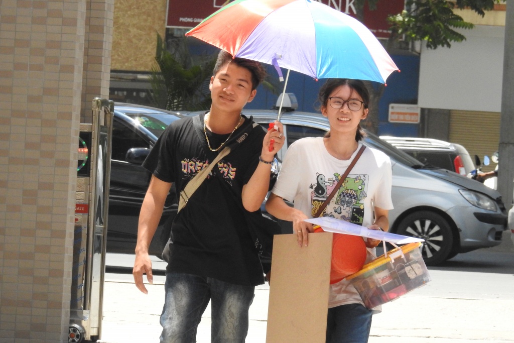 Sĩ tử đội xô nhựa, bảng vẽ đến dự thi năng khiếu vào ĐH Kiến trúc Hà Nội dưới trời nắng như đổ lửa si tu doi xo nhua bang ve den du thi nang khieu vao dh kien truc ha noi duoi nang nong gay gat
