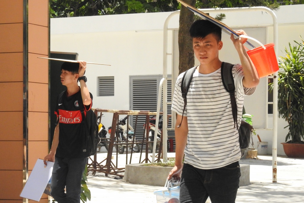 si tu doi xo nhua bang ve den du thi nang khieu vao dh kien truc ha noi duoi nang nong gay gat