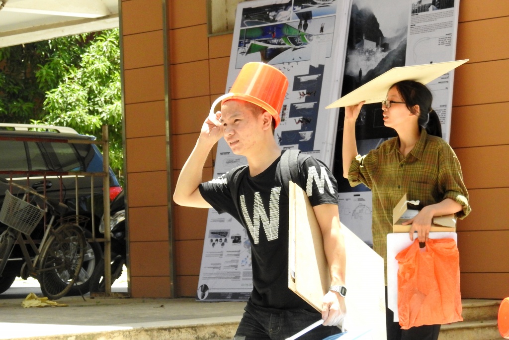 Sĩ tử đội xô nhựa, bảng vẽ đến dự thi năng khiếu vào ĐH Kiến trúc Hà Nội dưới trời nắng như đổ lửa si tu doi xo nhua bang ve den du thi nang khieu vao dh kien truc ha noi duoi nang nong gay gat
