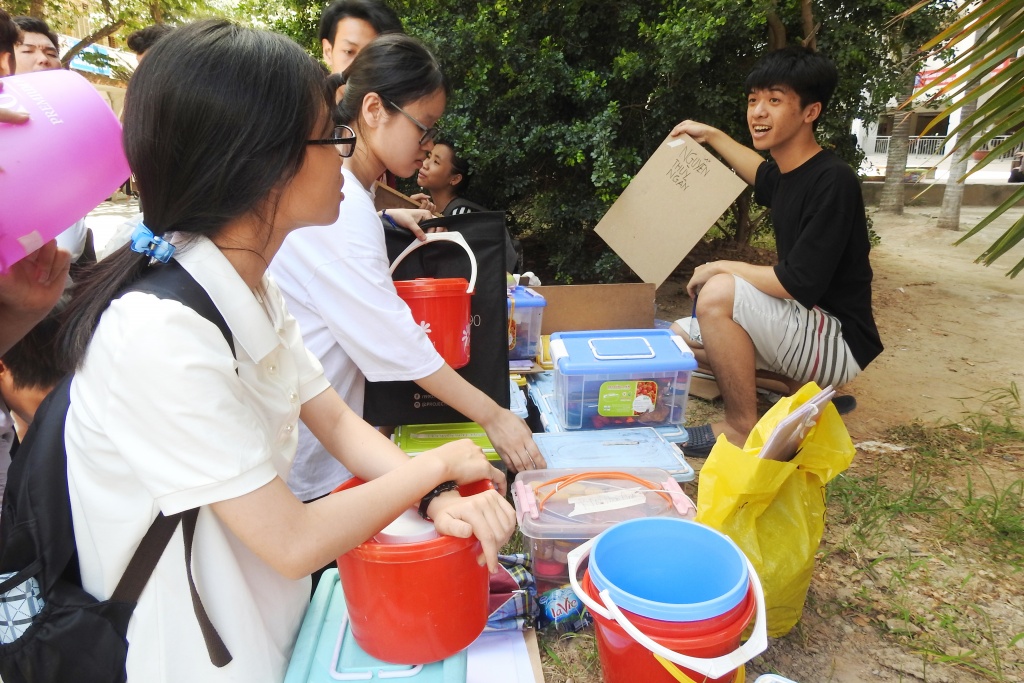 Sĩ tử đội xô nhựa, bảng vẽ đến dự thi năng khiếu vào ĐH Kiến trúc Hà Nội dưới trời nắng như đổ lửa si tu doi xo nhua bang ve den du thi nang khieu vao dh kien truc ha noi duoi nang nong gay gat