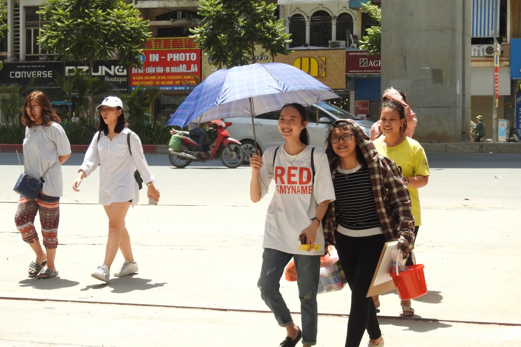 Sĩ tử đội xô nhựa, bảng vẽ đến dự thi năng khiếu vào ĐH Kiến trúc Hà Nội dưới trời nắng như đổ lửa si tu doi xo nhua bang ve den du thi nang khieu vao dh kien truc ha noi duoi nang nong gay gat