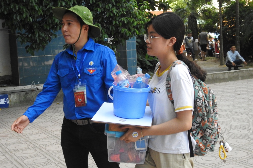 Sĩ tử đội xô nhựa, bảng vẽ đến dự thi năng khiếu vào ĐH Kiến trúc Hà Nội dưới trời nắng như đổ lửa si tu doi xo nhua bang ve den du thi nang khieu vao dh kien truc ha noi duoi nang nong gay gat
