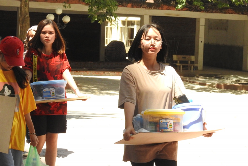 si tu doi xo nhua bang ve den du thi nang khieu vao dh kien truc ha noi duoi nang nong gay gat