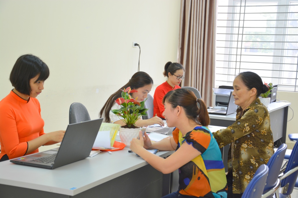 nhieu phu huynh mang truc tiep ho so vao lop 6 cho con trong ngay dau dang ky truc tuyen