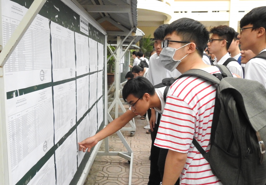 Dân mạng 'tiếc hùi hụi' cho sĩ tử điểm THPT cao chót vót nhưng... bị 1 điểm Tiếng Anh dan mang tiec hui hui cho si tu diem thpt cao chot vot nhung bi 1 diem tieng anh