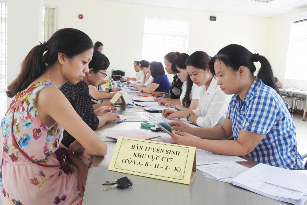 phu huynh ha noi dang ky tuyen sinh truc tiep vao lop 1 tuyet doi khong mat phi