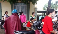 nuoc lu dang xe co chat vat vuot qua duong ngap ven do