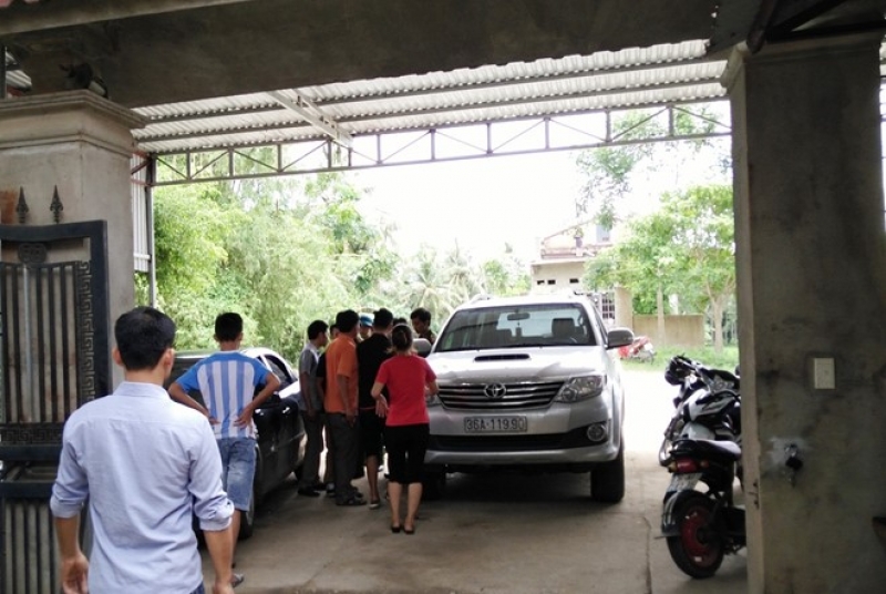 thanh hoa 20 con do bao vay nha dan hanh hung nguoi giua trua