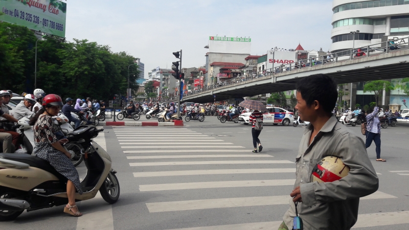 thuc hu chuyen bat coc tre em giua pho ha noi