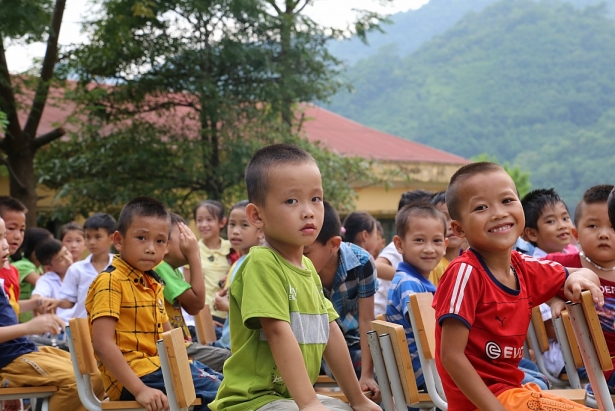 'Năm nay các cháu được học trong lớp không bị mưa dột nữa rồi' nam nay cac chau duoc hoc trong lop khong bi mua dot nua roi