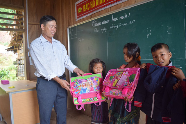 cam dong thay giao di xin quan ao cho hoc tro ngheo vung cao