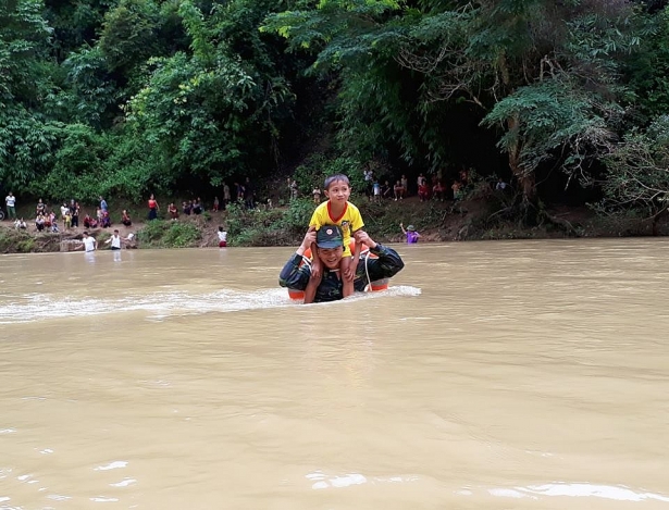 cam dong hinh anh bo doi kieu hoc sinh tren vai vuot suoi sau dua den truong
