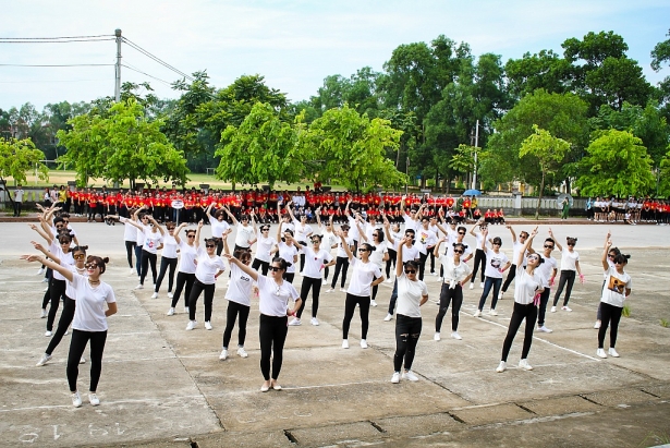 ĐH Sư phạm Thái Nguyên đón tân sinh viên bằng ngày hội dân vũ 'cực ấn tượng' dh su pham thai nguyen don tan sinh vien bang ngay hoi dan vu cuc an tuong