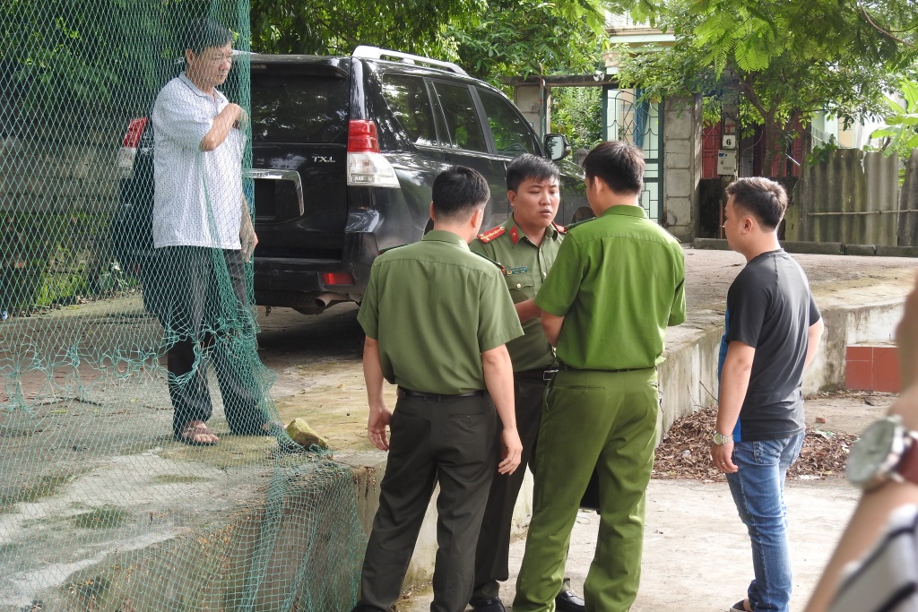 Vụ sai phạm điểm thi ở Hòa Bình: Cận cảnh công an khám nơi ở như bỏ hoang của Phó Hiệu trưởng bị khởi tố vu sai pham diem thi o hoa binh can canh cong an kham noi o nhu bo hoang cua pho hieu truong bi khoi to