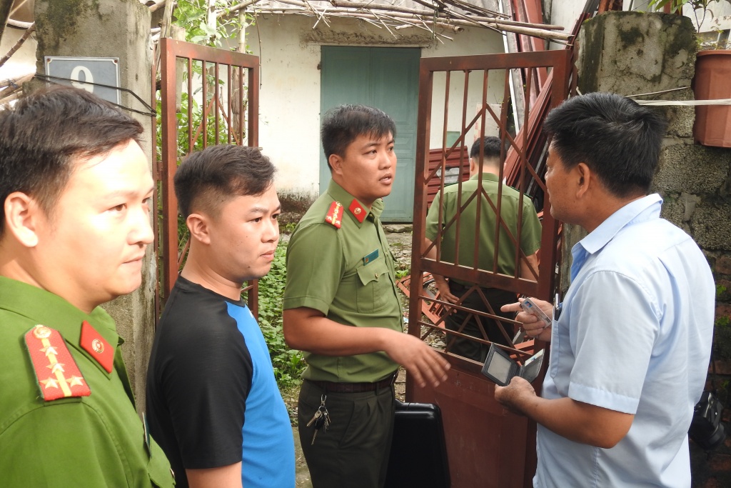 Vụ sai phạm điểm thi ở Hòa Bình: Cận cảnh công an khám nơi ở như bỏ hoang của Phó Hiệu trưởng bị khởi tố vu sai pham diem thi o hoa binh can canh cong an kham noi o nhu bo hoang cua pho hieu truong bi khoi to