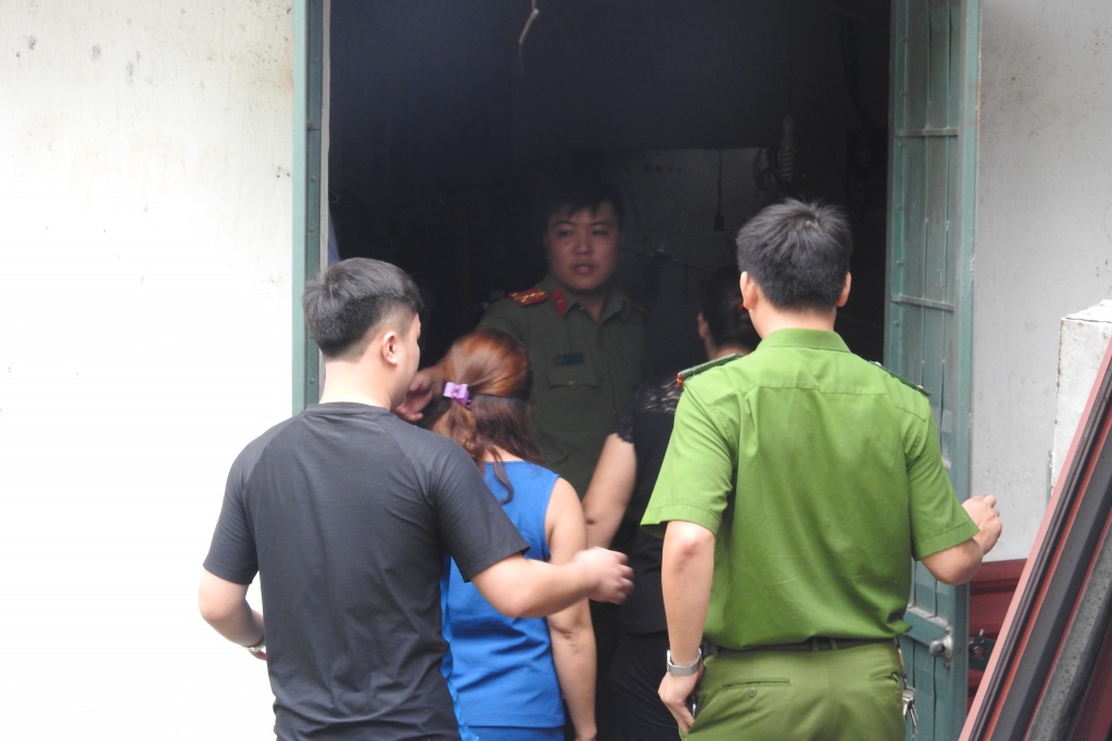 Vụ sai phạm điểm thi ở Hòa Bình: Cận cảnh công an khám nơi ở như bỏ hoang của Phó Hiệu trưởng bị khởi tố vu sai pham diem thi o hoa binh can canh cong an kham noi o nhu bo hoang cua pho hieu truong bi khoi to
