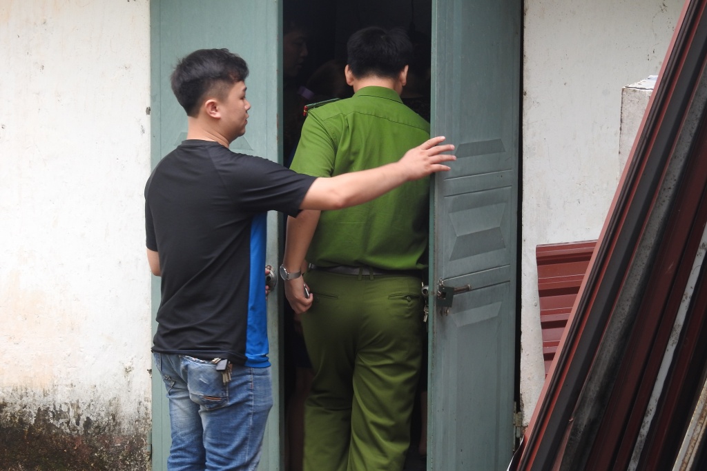 Vụ sai phạm điểm thi ở Hòa Bình: Cận cảnh công an khám nơi ở như bỏ hoang của Phó Hiệu trưởng bị khởi tố vu sai pham diem thi o hoa binh can canh cong an kham noi o nhu bo hoang cua pho hieu truong bi khoi to