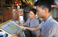 nam sinh nha ngheo lap ky tich