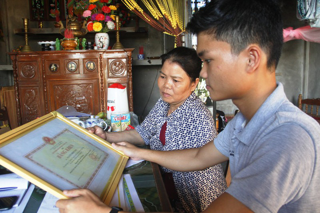 trung tuyen cung luc 5 truong dai hoc nam sinh mo coi cha tran tro truoc ngay hoc