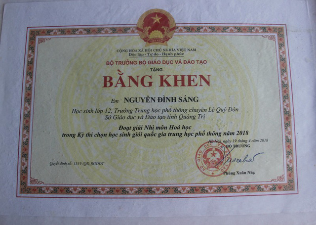 trung tuyen cung luc 5 truong dai hoc nam sinh mo coi cha tran tro truoc ngay hoc