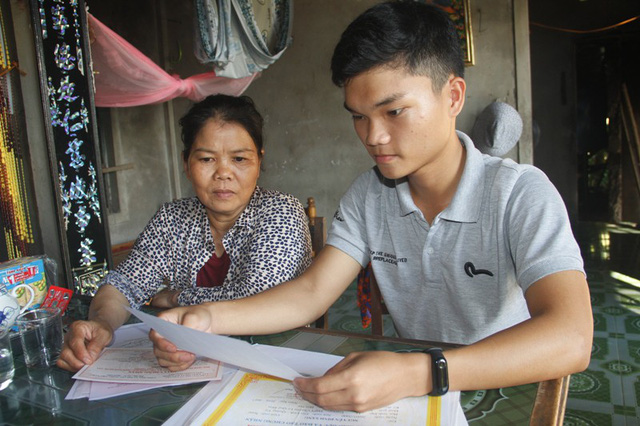 trung tuyen cung luc 5 truong dai hoc nam sinh mo coi cha tran tro truoc ngay hoc