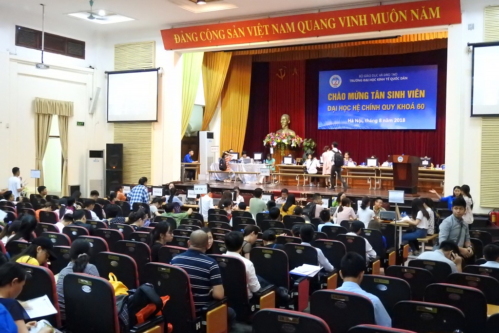 Tân sinh viên 2018 đang ùn ùn về Hà Nội nhập học các trường lớn tan sinh vien 2018 dang un un ve ha noi nhap hoc cac truong lon