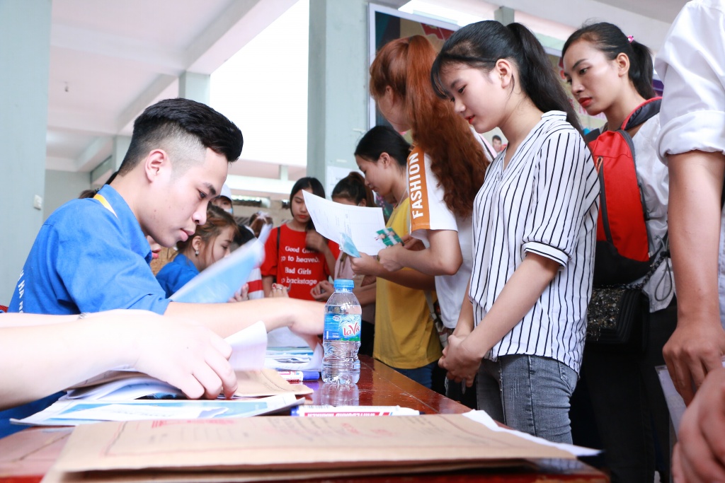 Ảnh: Những tân sinh viên xinh như hoa làm thủ tục nhập học Cao đẳng Du lịch Hà Nội tan sinh vien cd du lich ha noi mon moi doi den luot goi lay so de lam thu tuc nhap hoc