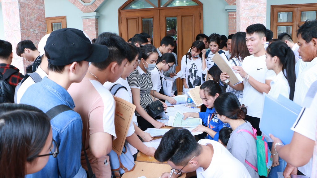 Ảnh: Những tân sinh viên xinh như hoa làm thủ tục nhập học Cao đẳng Du lịch Hà Nội tan sinh vien cd du lich ha noi mon moi doi den luot goi lay so de lam thu tuc nhap hoc