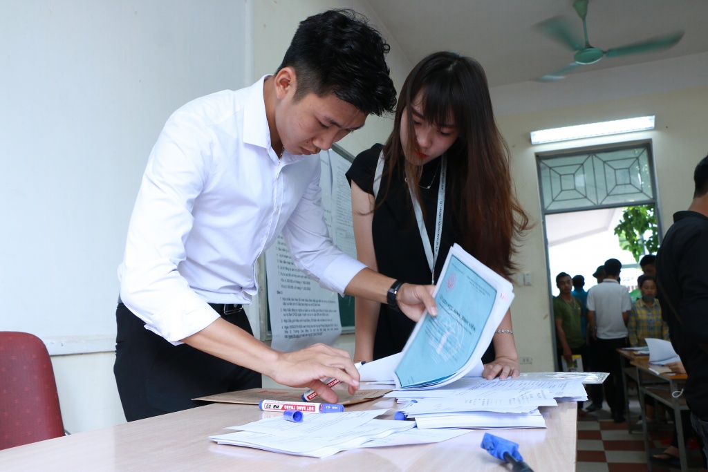 Ảnh: Những tân sinh viên xinh như hoa làm thủ tục nhập học Cao đẳng Du lịch Hà Nội tan sinh vien cd du lich ha noi mon moi doi den luot goi lay so de lam thu tuc nhap hoc