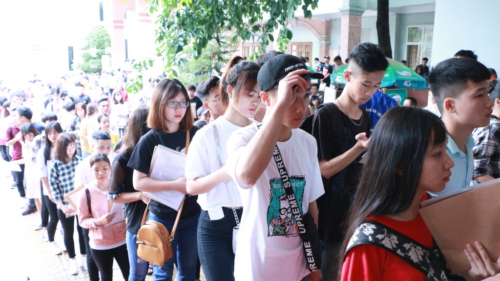 Ảnh: Những tân sinh viên xinh như hoa làm thủ tục nhập học Cao đẳng Du lịch Hà Nội tan sinh vien cd du lich ha noi mon moi doi den luot goi lay so de lam thu tuc nhap hoc