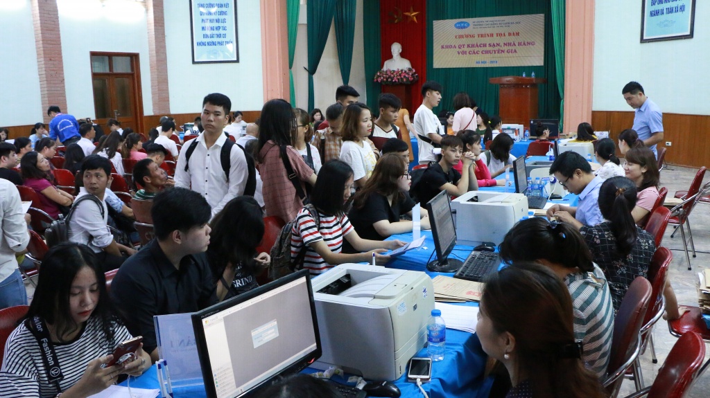 Ảnh: Những tân sinh viên xinh như hoa làm thủ tục nhập học Cao đẳng Du lịch Hà Nội tan sinh vien cd du lich ha noi mon moi doi den luot goi lay so de lam thu tuc nhap hoc