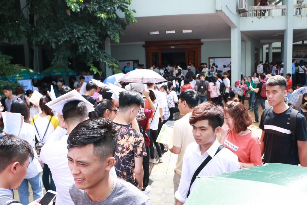 Ảnh: Những tân sinh viên xinh như hoa làm thủ tục nhập học Cao đẳng Du lịch Hà Nội tan sinh vien cd du lich ha noi mon moi doi den luot goi lay so de lam thu tuc nhap hoc