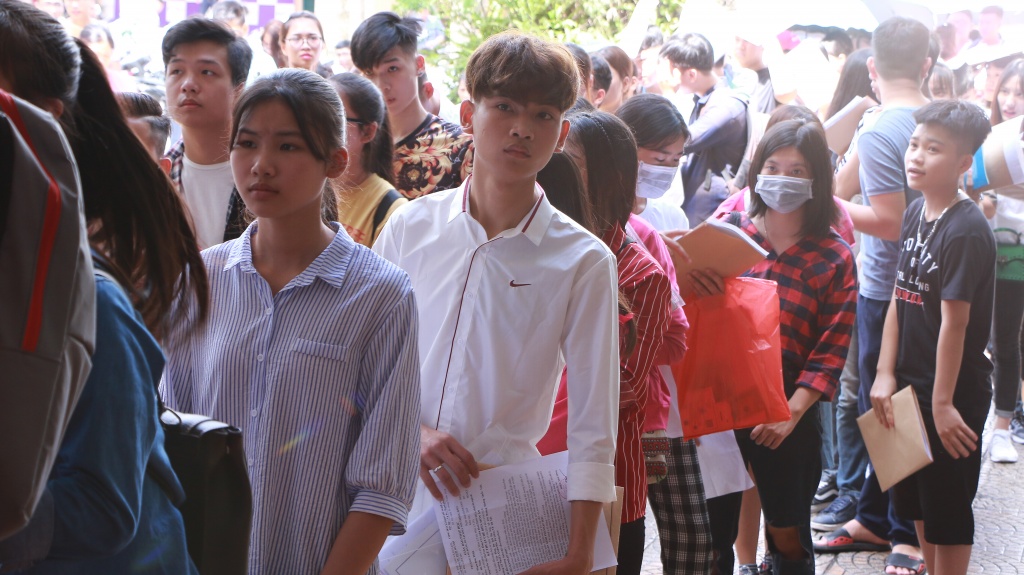 Ảnh: Những tân sinh viên xinh như hoa làm thủ tục nhập học Cao đẳng Du lịch Hà Nội tan sinh vien cd du lich ha noi mon moi doi den luot goi lay so de lam thu tuc nhap hoc