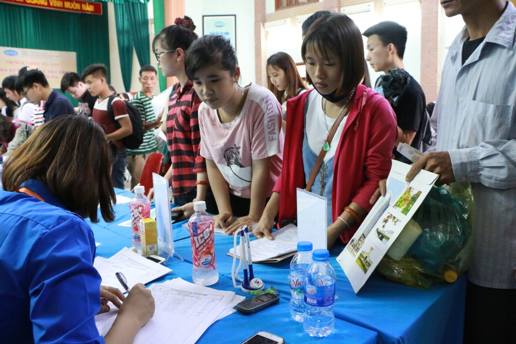 Ảnh: Những tân sinh viên xinh như hoa làm thủ tục nhập học Cao đẳng Du lịch Hà Nội tan sinh vien cd du lich ha noi mon moi doi den luot goi lay so de lam thu tuc nhap hoc