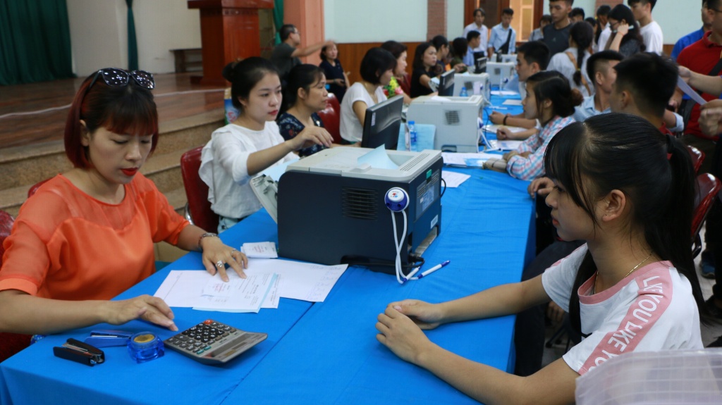 Ảnh: Những tân sinh viên xinh như hoa làm thủ tục nhập học Cao đẳng Du lịch Hà Nội tan sinh vien cd du lich ha noi mon moi doi den luot goi lay so de lam thu tuc nhap hoc
