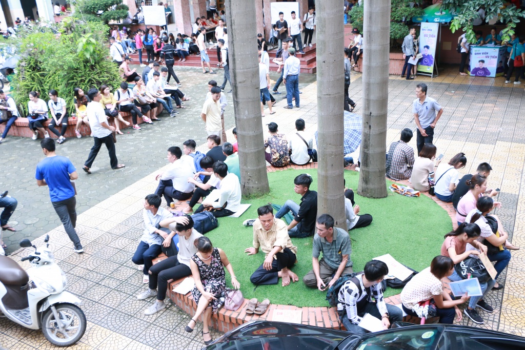 Ảnh: Những tân sinh viên xinh như hoa làm thủ tục nhập học Cao đẳng Du lịch Hà Nội tan sinh vien cd du lich ha noi mon moi doi den luot goi lay so de lam thu tuc nhap hoc