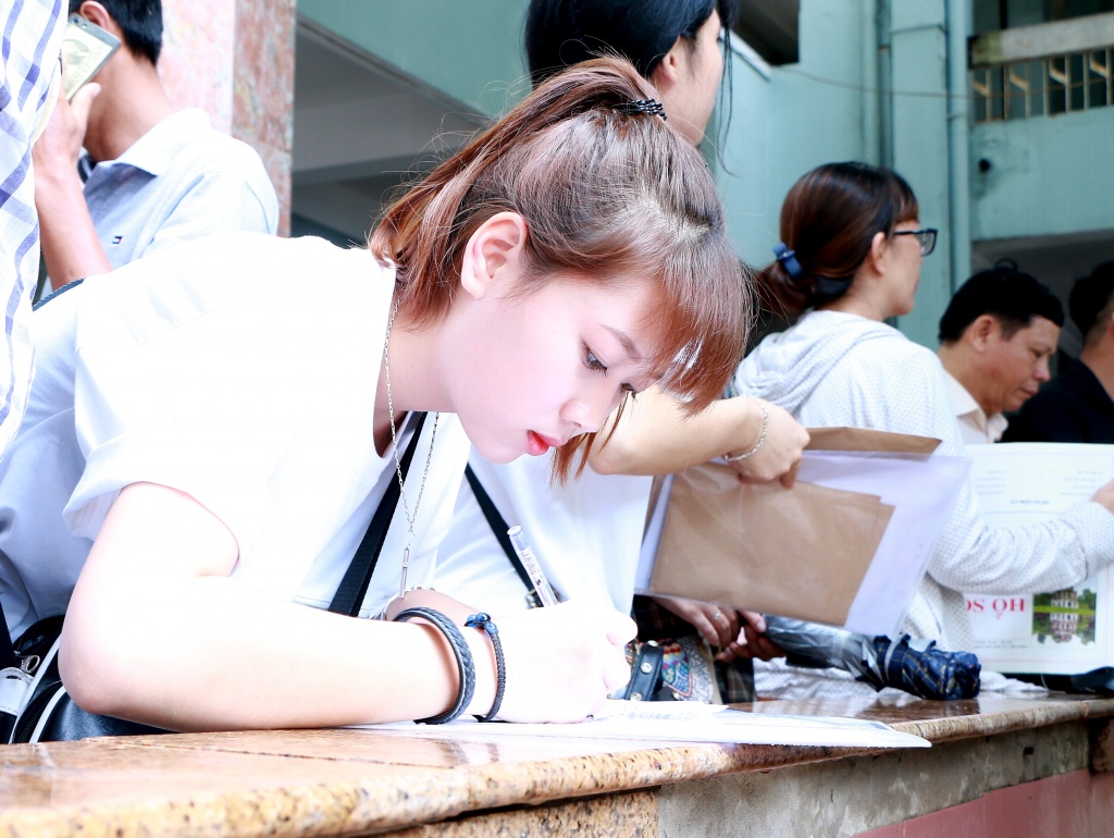 Ảnh: Những tân sinh viên xinh như hoa làm thủ tục nhập học Cao đẳng Du lịch Hà Nội tan sinh vien cd du lich ha noi mon moi doi den luot goi lay so de lam thu tuc nhap hoc