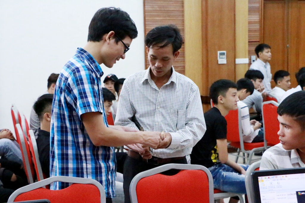 du co bi tien tan sinh vien cung cho co cam the sinh vien de vay 20 trieu dong