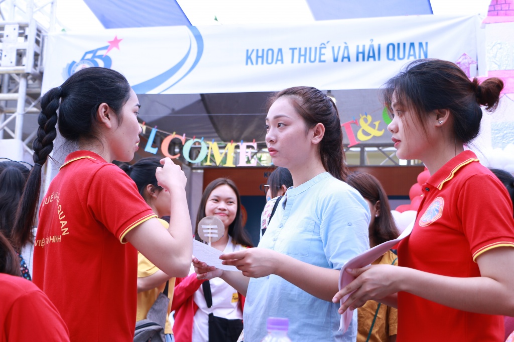 Tân sinh viên Học viện Tài chính nô nức nhập học đúng dịp Lễ Vu lan tan sinh vien k56 hoc vien tai chinh no nuc nhap hoc dung dip le vu lan nam 2018