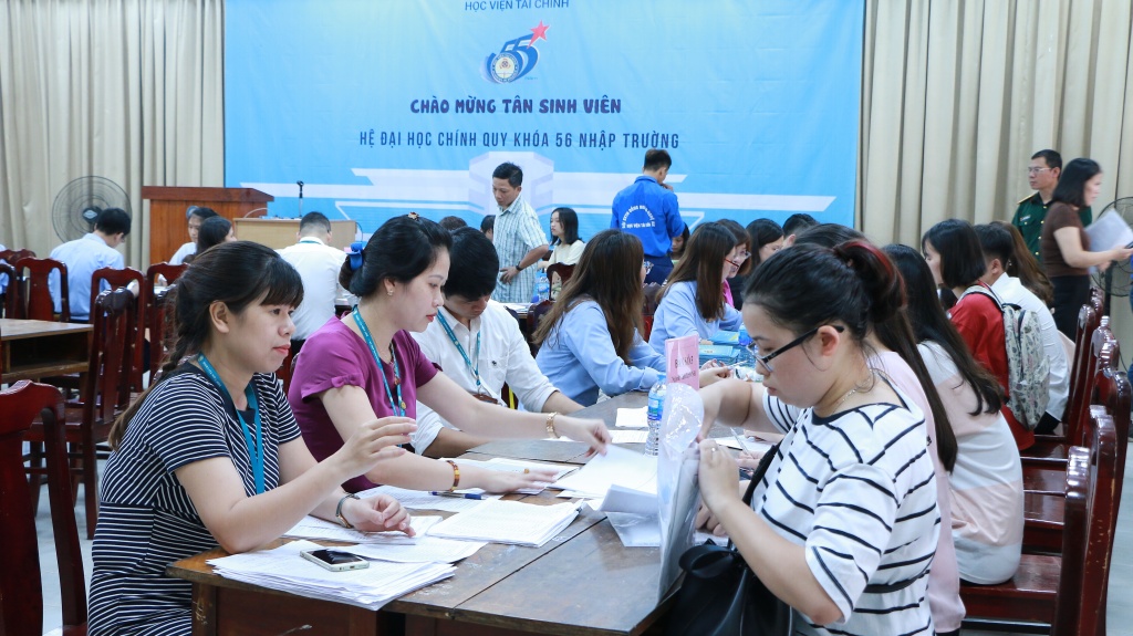 tan sinh vien k56 hoc vien tai chinh no nuc nhap hoc dung dip le vu lan nam 2018