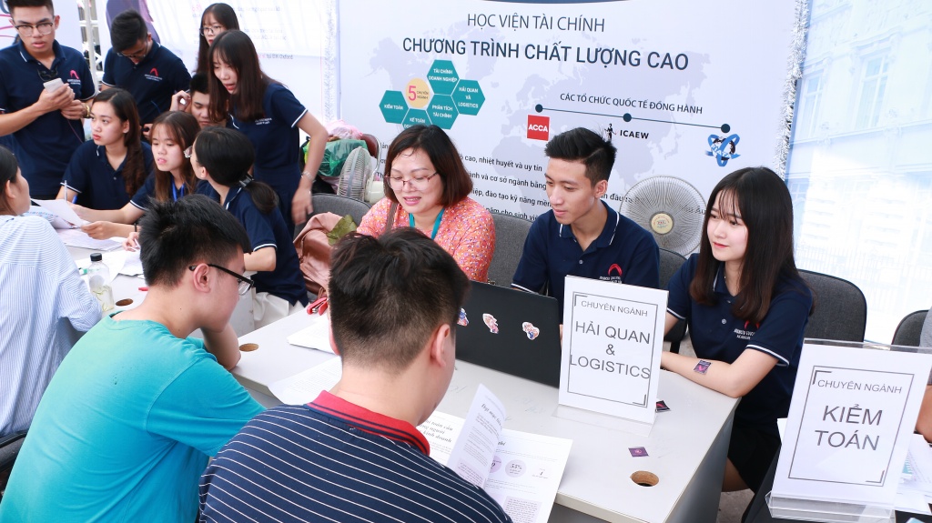 Tân sinh viên Học viện Tài chính nô nức nhập học đúng dịp Lễ Vu lan tan sinh vien k56 hoc vien tai chinh no nuc nhap hoc dung dip le vu lan nam 2018
