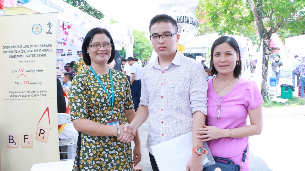 Tân sinh viên Học viện Tài chính nô nức nhập học đúng dịp Lễ Vu lan tan sinh vien k56 hoc vien tai chinh no nuc nhap hoc dung dip le vu lan nam 2018
