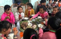 ky tuc xa bang container cua hoc sinh mien nui quang ngai
