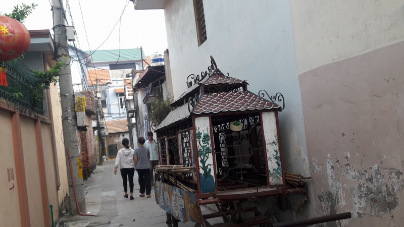 ha noi be trai 8 tuoi tu vong tren ban hoc vi dien giat